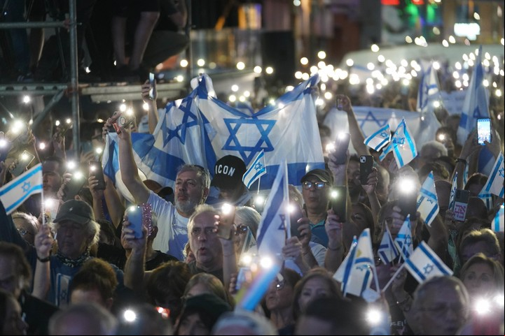 Conmovedor gesto por la paz en la marcha en apoyo a Israel en Almagro. Foto Marcelo Carroll