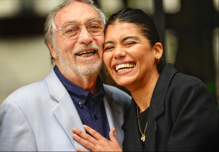 El afecto más allá del rodaje: Luis Brandoni y Majo Cabrera, en la presentación de prensa. Foto Ariel Grinberg.
