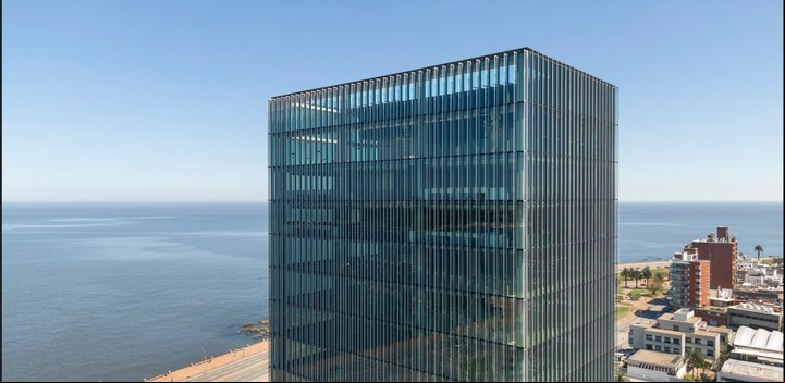 Edificio de oficinas Plaza Alemania (año 2019) en la rambla de Montevideo.