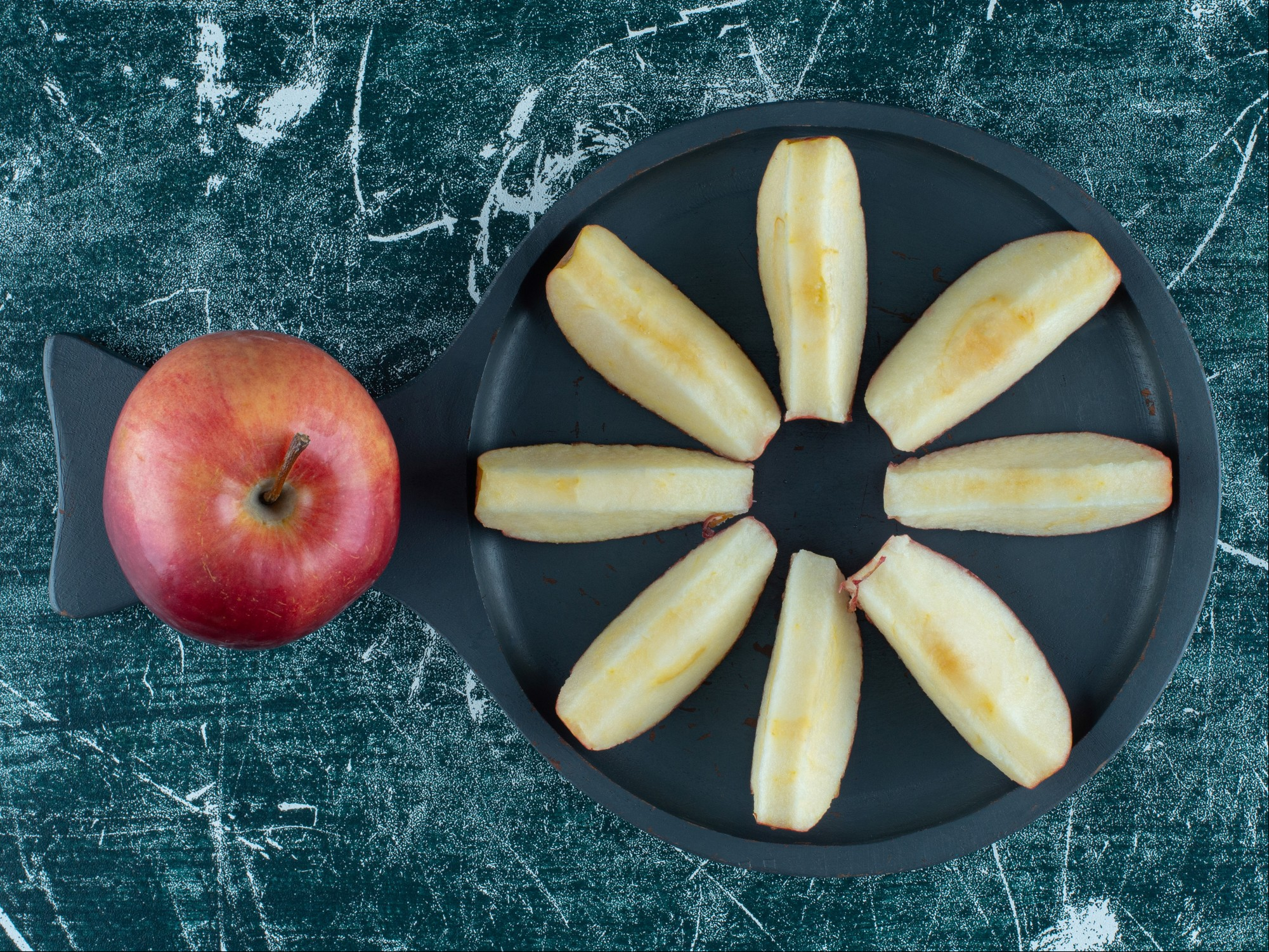 Manzana en gajos, la mejor manera de comerlas. Imagen de Azerbaijan Stockers en Freepik.