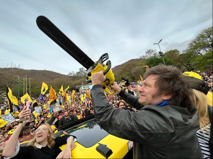 Javier Milei, en un acto de campaña con motosierra en Salta.
