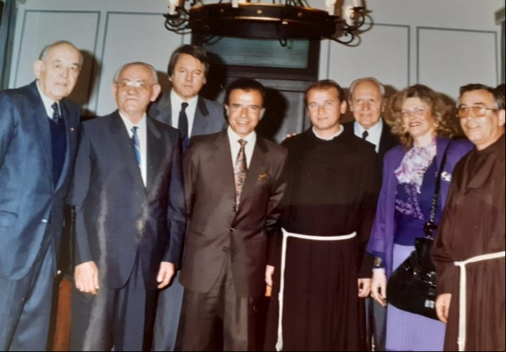 Ivo Rojnica, abuelo del financista con alerta roja, es el primero. En el centro Carlos Saúl Menem. Foto: FB Asociación Croata Jadran