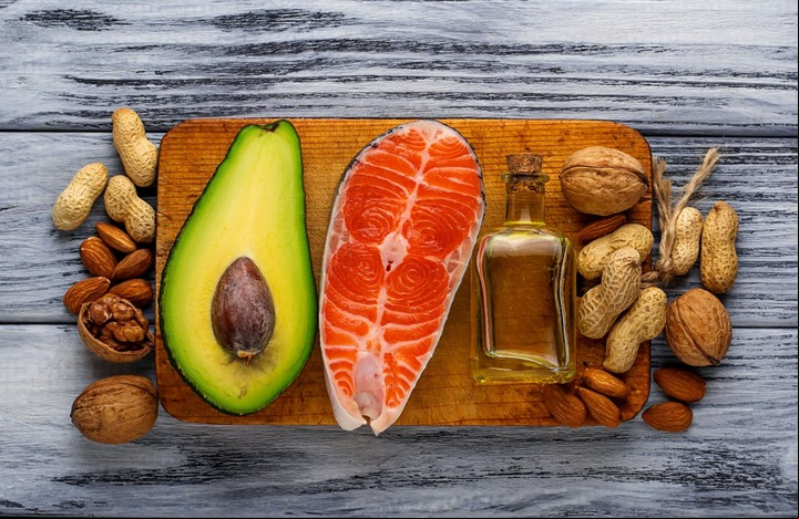 Cuatro grandes alimentos: palta, salmón, aceite de oliva y frutos secos.
