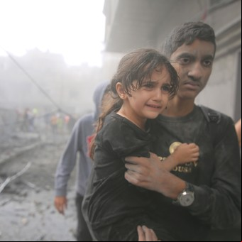 Civiles desesperados buscan comida, agua y seguridad en Gaza entre advertencias de ofensiva israelí
