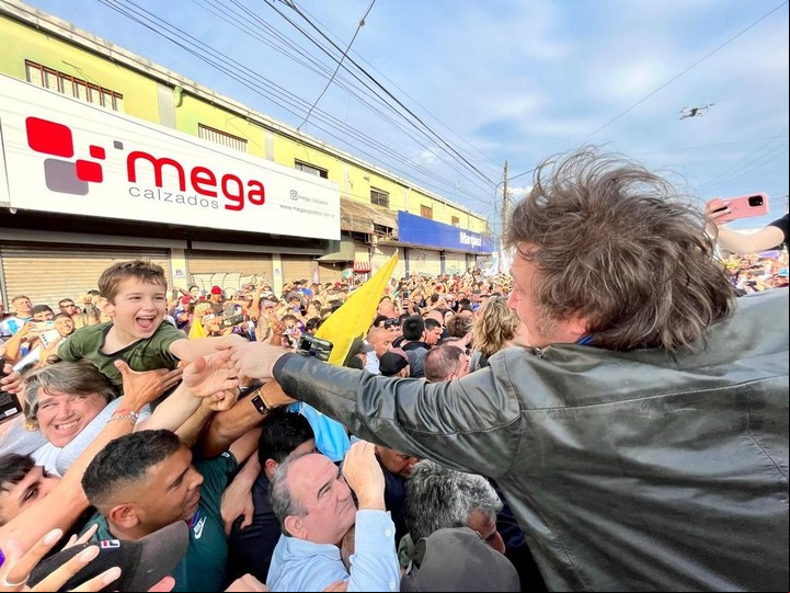 Javier Milei, de caravana en el municipio de Moreno en 2023.