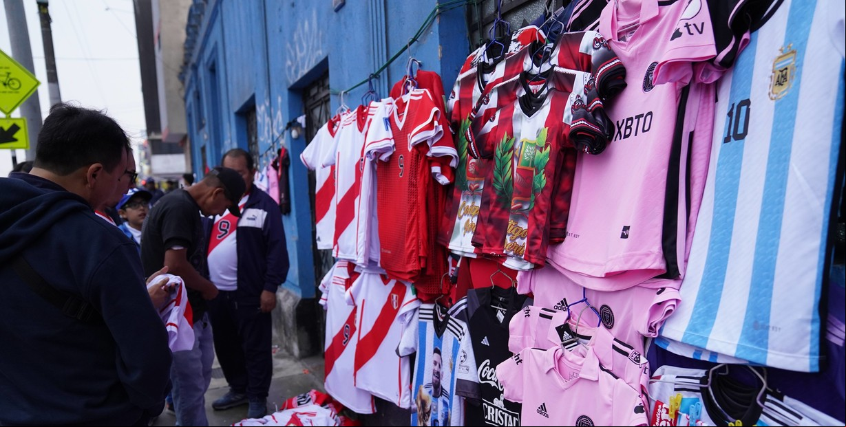 Venta de camisetas en el estadio Nacional de Lima. Foto Juano Tesone FTP CLARIN JUA08753.JPG Z JTesone