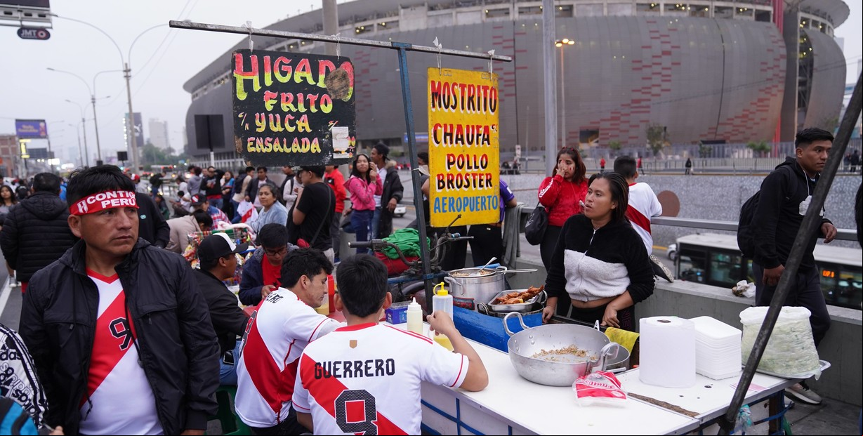 Los locales comiendo horas antes del partido.
Foto Juano Tesone FTP CLARIN JUA08802.JPG Z JTesone