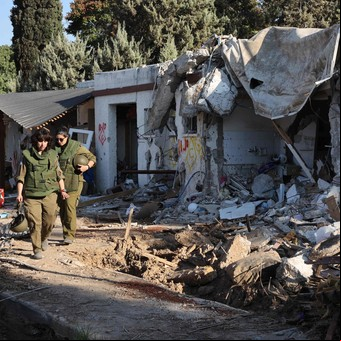 El doloroso regreso al kibutz Kfar Aza de un sobreviente del ataque de Hamas en Israel