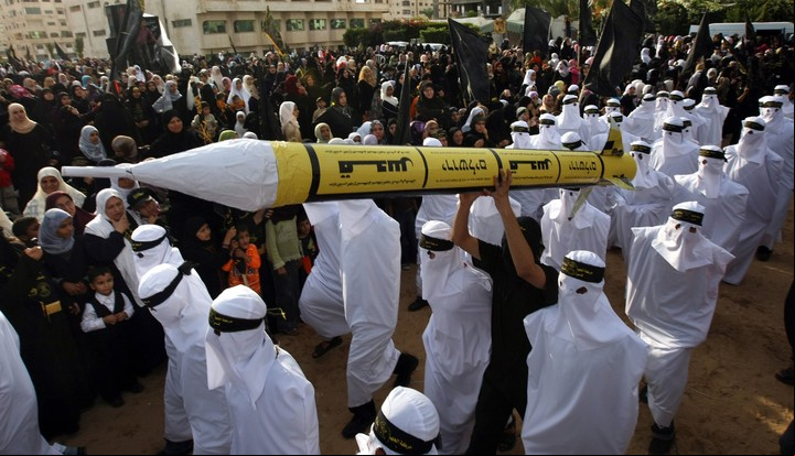 Simpatizantes de la Yihad Islámica Palestina sostienen un cohete simulado durante un mitin en la ciudad de Gaza el 30 de octubre de 2009. El primer ministro israelí, Benjamín Netanyahu, se reunió el viernes con el enviado de Washington para Oriente Próximo antes de las conversaciones con la secretaria de Estado estadounidense, Hillary Clinton, encaminadas a reactivar las moribundas conversaciones de paz. AFP PHOTO /MAHMUD HAMS