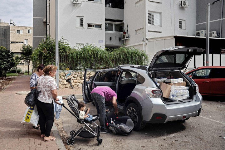 El auto cargado con la familia en el sur de Israel, parte del sistema de evacuación que disparó la guerra. AFP