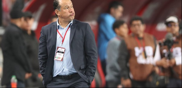 El DT de Perú Juan Reynoso, resignado con Messi: “Cualquier otro jugador no hace los dos goles que nos hizo”