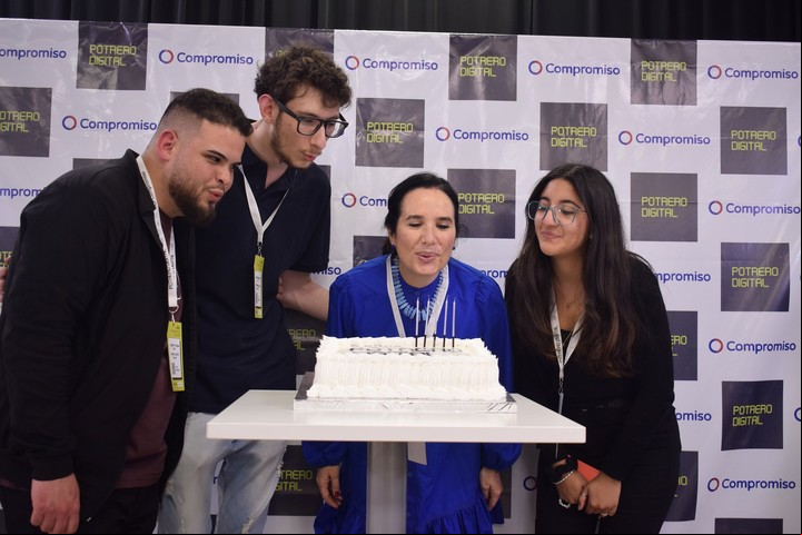 Carolina Biquard, fundadora de Potrero Digital junto a algunos representantes de la red festejando el 5to aniversario. Foto: Gentileza.