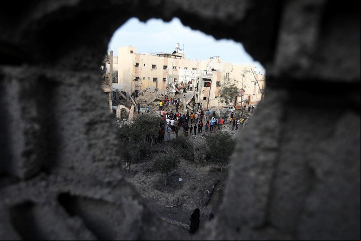 Palestinos inspeccionan edificios destruidos por ataques aéreos israelíes en Khan Younis, el 17 de octubre de 2023. Hamás y las cuentas vinculadas a Hamás se aprovechan del reto que supone para las empresas de redes sociales encontrar el equilibrio adecuado en materia de moderación, según los expertos. (Yousef Masoud/The New York Times)