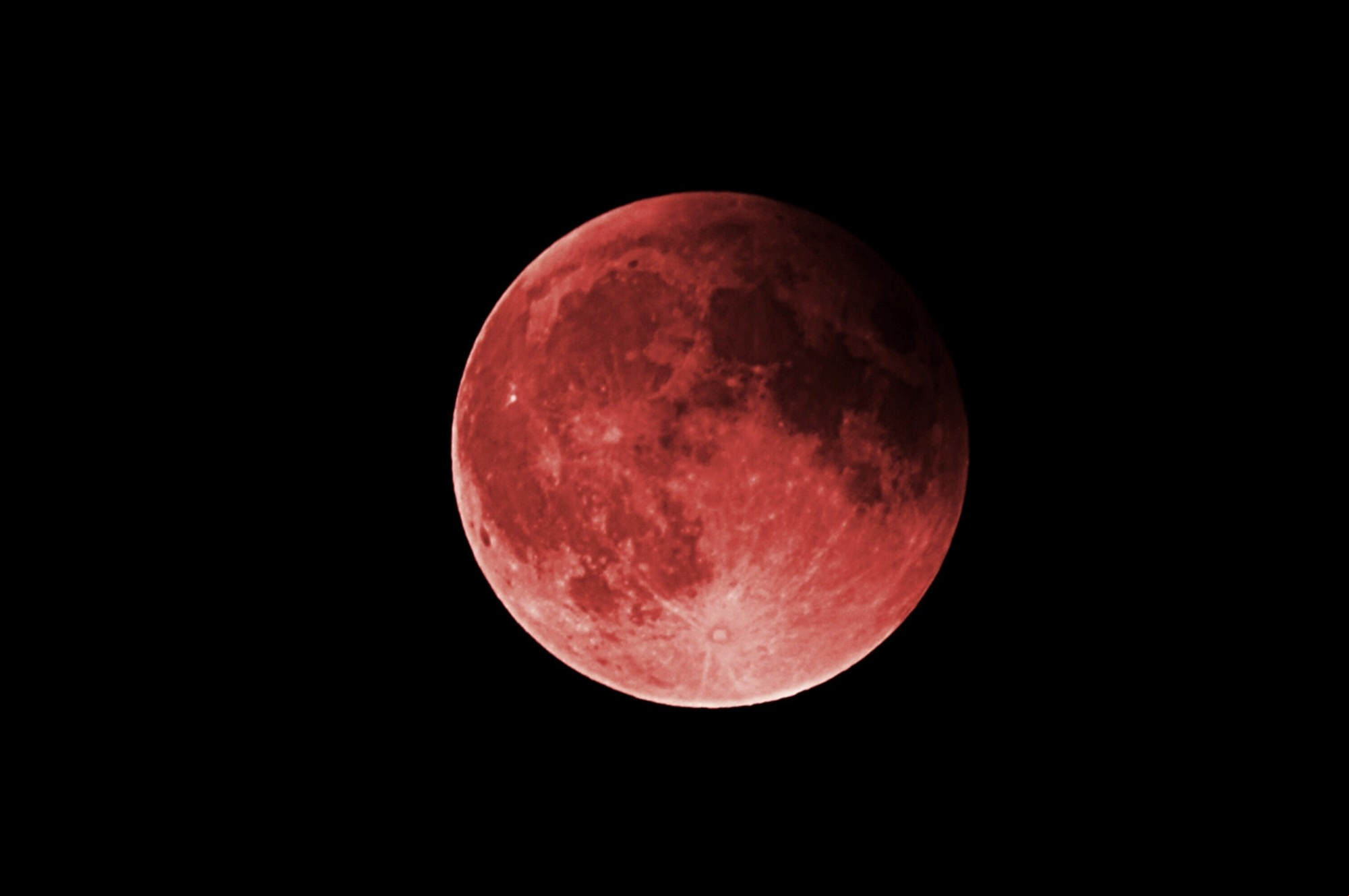 Este primer eclipse lunar total de 2025 se verá en la noche del 13 al 14 de marzo 2025. Foto: Shutterstock