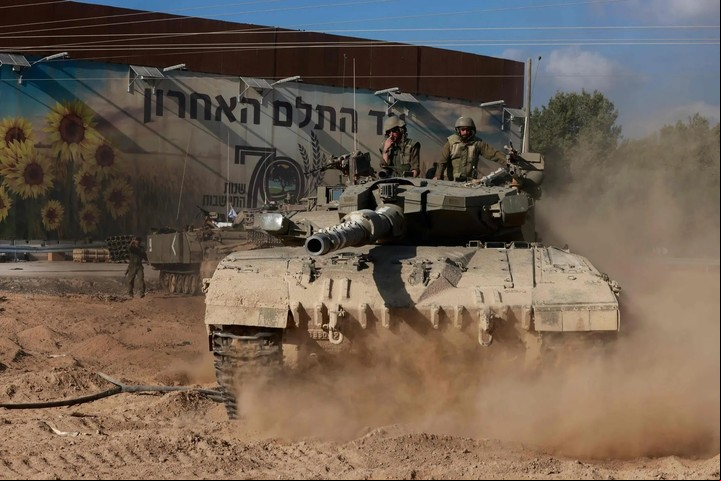 Tropas israelíes el domingo cerca de Nahal Oz, el kibutz donde Gali Shlezinger Idan y Dikla Arava vivían con sus familias. Foto Menahem Kahana/Agence -Presse - Getty Images