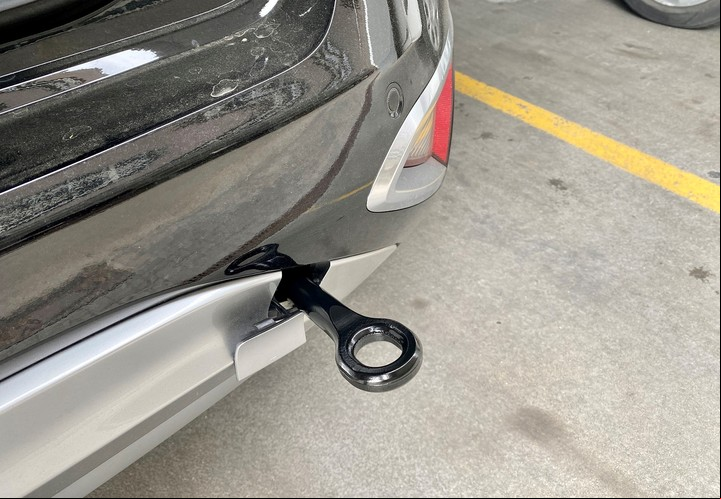 El gancho de remolque se enrosca una vez removida la tapa ubicada en el paragolpes.