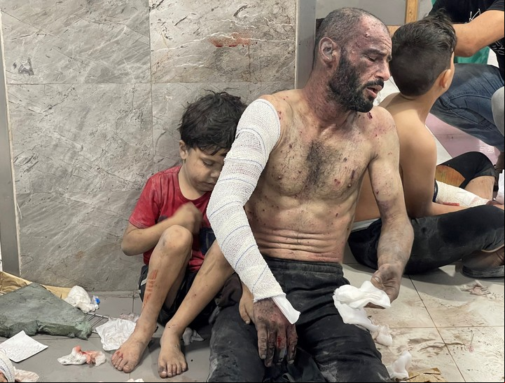 La Media Luna Roja Palestina informó de fuertes ataques aéreos durante la noche cerca del hospital de Al Quds en Ciudad de Gaza. Foto: Reuters