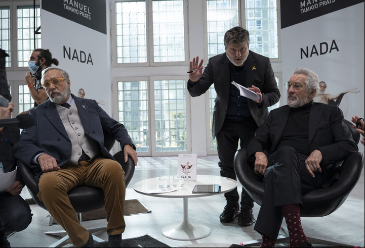 Brandoni y De Niro, y en el medio, Gastón Duprat, codirector de la serie con Mariano Cohn. Fotos Star+