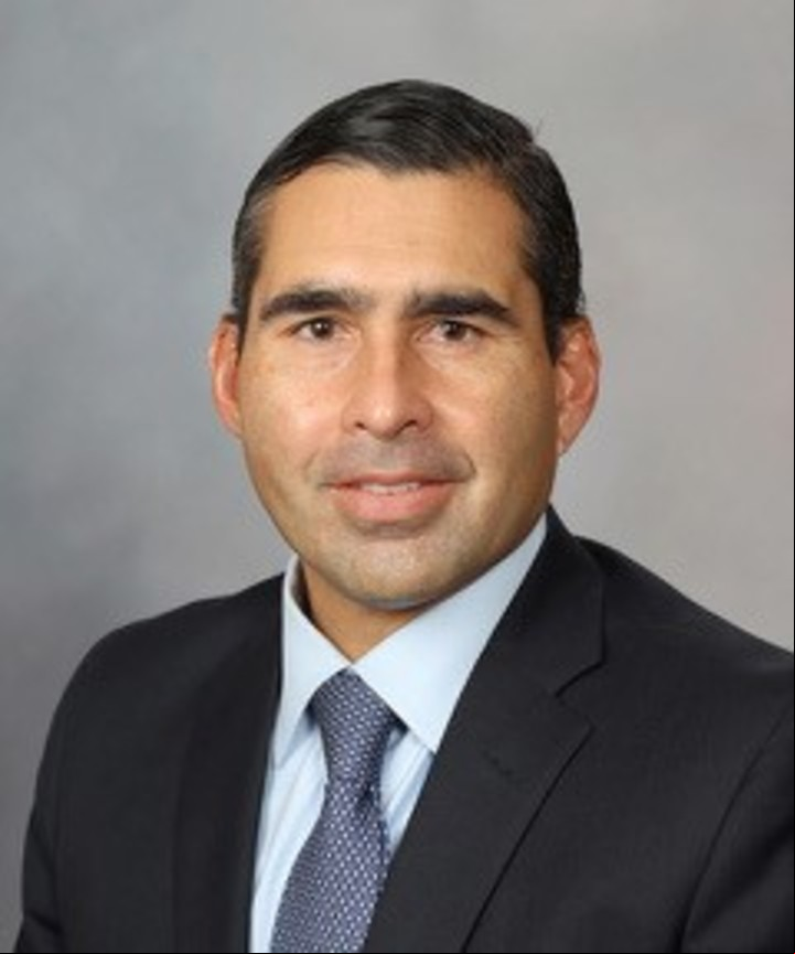 Rafael Sierra es cirujano ortopedista de la Clínica Mayo, especializado en reconstrucción de rodilla y de cadera. Foto gentileza.