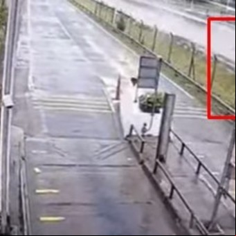 Video: en un brutal choque en la Autopista del Oeste, tres mujeres murieron al impactar contra una cabina de peaje