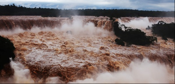 Cataratas del Iguazú: empieza a bajar el agua y evalúan cuándo reabren el Parque Nacional para los turistas