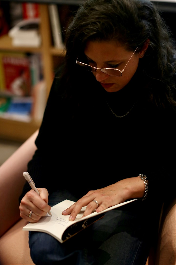 Después de la charla, el público le pidió a Harwicz que firmara algunos de sus libros. Foto: Cézaro De Luca