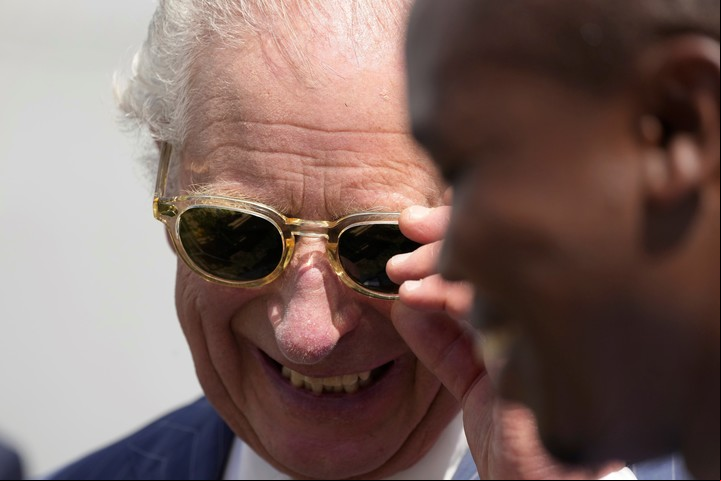 Carlos III durante su vista Shamba, un proyecto urbano en Nairobi. Foto: AP