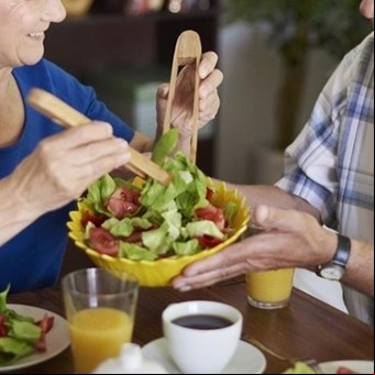 Cuál es la mejor hora para desayunar  y cenar sin subir de peso, según una experta de la Universidad de Harvard