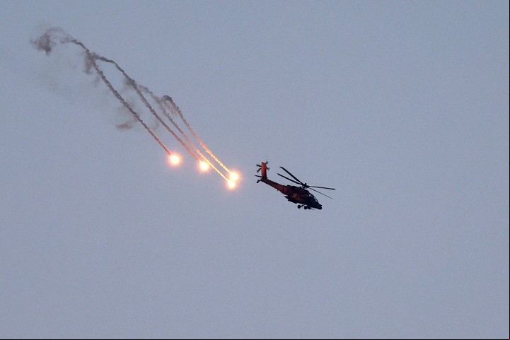 Un helicóptero Apache israelí lanza bengalas sobre la Franja de Gaza, desde Sderot EFE