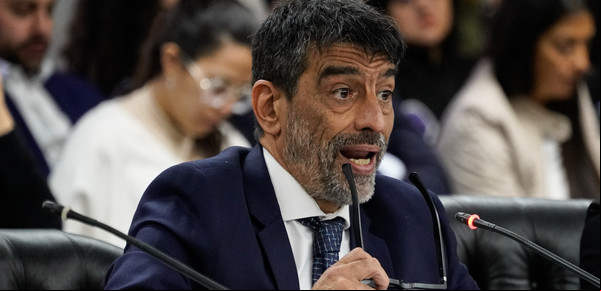 Sospechoso apoyo de un operador K a Santiago Caputo por los cambios en la unidad anti lavado
