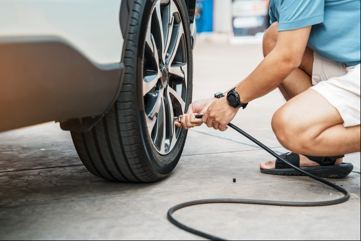 Ruedas bien infladas y sin desgaste son esenciales para un viaje seguro. Foto: Shutterstock.