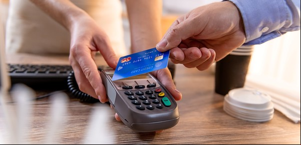 Ya hay siete marcas que ofrecerán pagos en dólares con tarjeta de débito: ¿qué pasará con las cuotas?