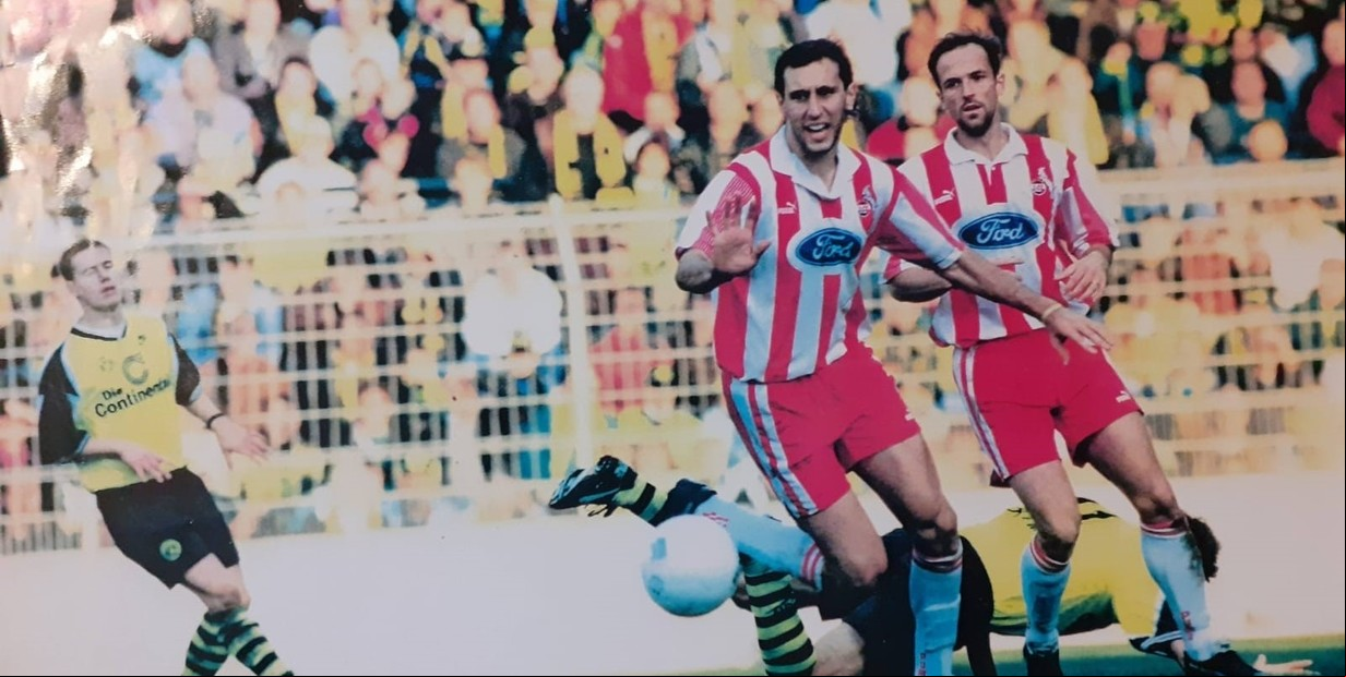 El Flaco Dollberg jugando contra Borussia Dortmund en la Bundesliga.