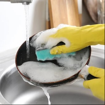 El truco para eliminar manchas  de las sartenes con dos productos caseros
