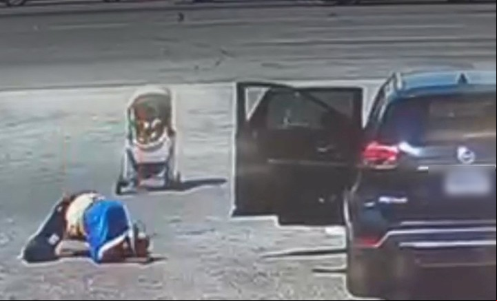 Situación. La mujer, caída en el piso y sin poder levantarse. Foto: captura.