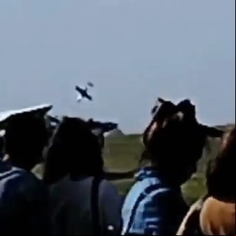 Fatal accidente aéreo en Villa Cañás: dos muertos al estrellarse un avión que realizaba acrobacias en una exhibición en Santa Fe