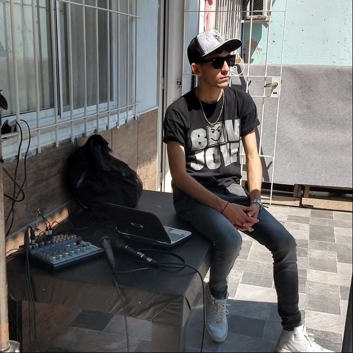 A Lautaro le gustaba la música y acompañaba a su padre, Diego, que cantaba en eventos. Ya no lo hace más.