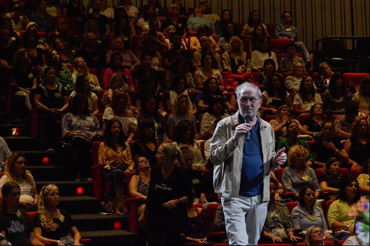 "Si a mí me preguntan ¿crees en las constelaciones familiares? Ni creo ni no creo, las experimento", ejemplifica Joan Garriga. Foto gentileza Planeta.