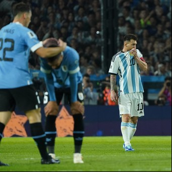 Lionel Messi, de mayor a menor ante Uruguay: el reconocimiento, las peleas, el enojo y el tiro libre que pudo haber cambiado la historia