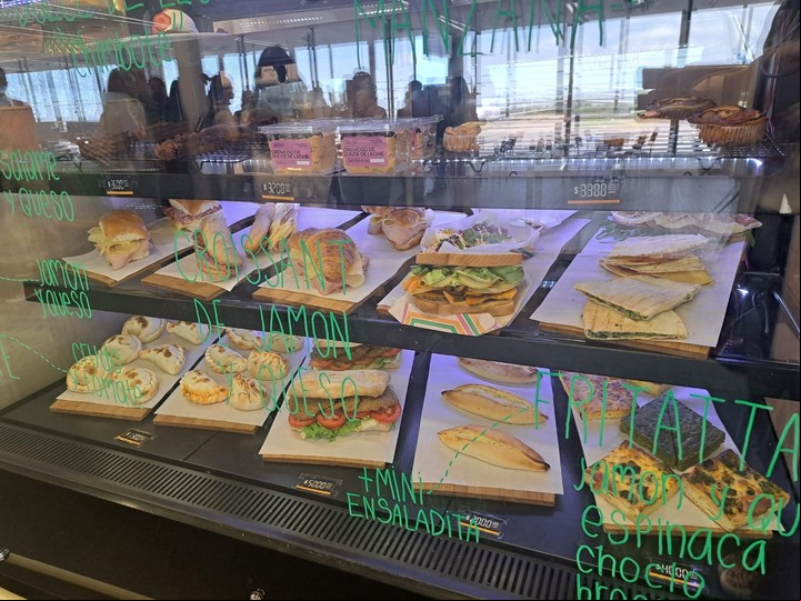 En el nuevo local de Narda Lepes en Ezeiza ofrecen gran variedad de sandwiches.