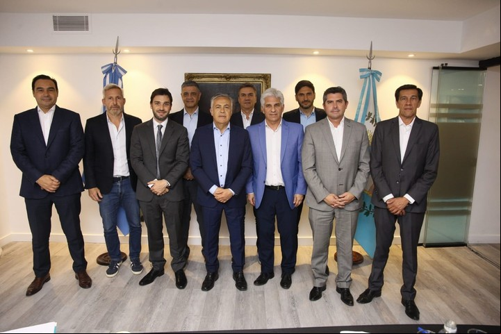 La postal con los 10 gobernadores de Juntos por el Cambio reunidos.