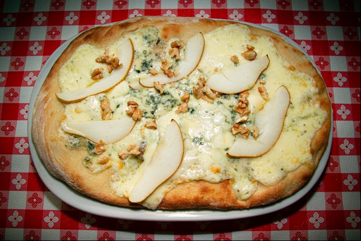 Pinsa romana blanca con mozzarella, gorgonzola, pera y nuez de Ammazza