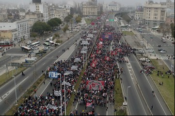 Los piqueteros hicieron una asamblea para discutir un plan de lucha "contra el ajuste" y marcharon a Plaza de Mayo