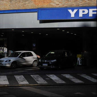 YPF y Axion aumentaron la nafta y el gasoil otro 10% en medio de la transición política: cómo quedan los precios