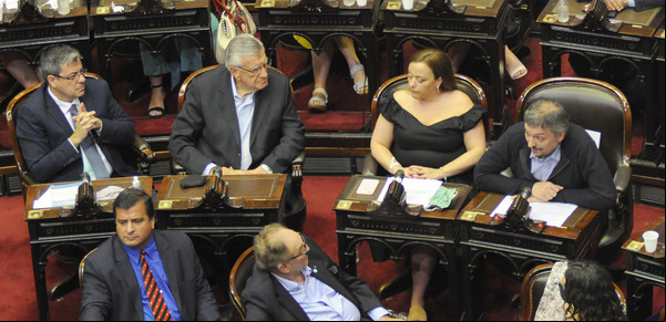 Fuerte interna del PJ en el Congreso: pintarse la cara o negociar las leyes de Milei