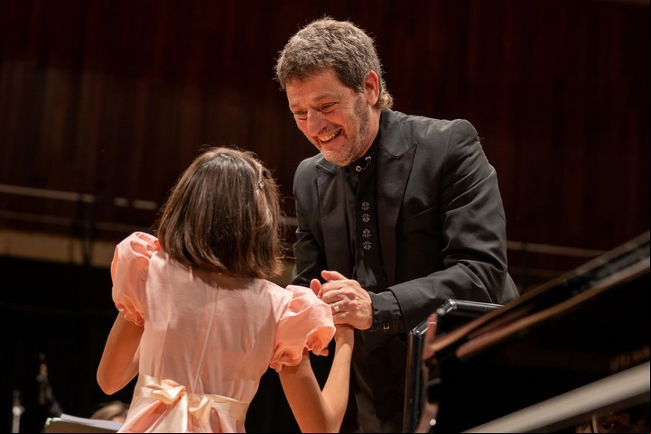 Ana Paula Rodríguez Núñez saluda al director Bernardo Teruggi.
