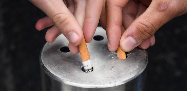 Francia le declara la guerra al tabaco: ya no se podrá fumar en las playas ni en los parques