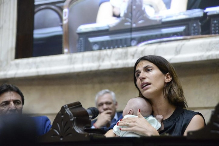 Camila Crescimbeni y Rufino el día de la sanción de la Ley Johanna. Foto gentileza.