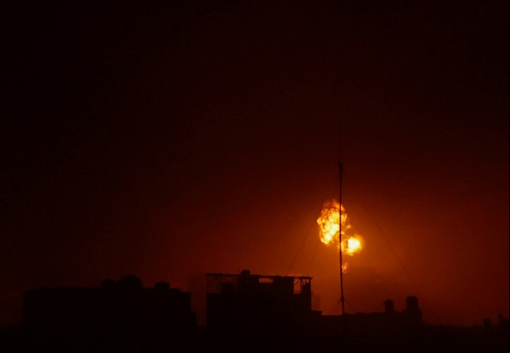 Una explosión ilumina el cielo de Gaza este lunes. Foto: Reuters
