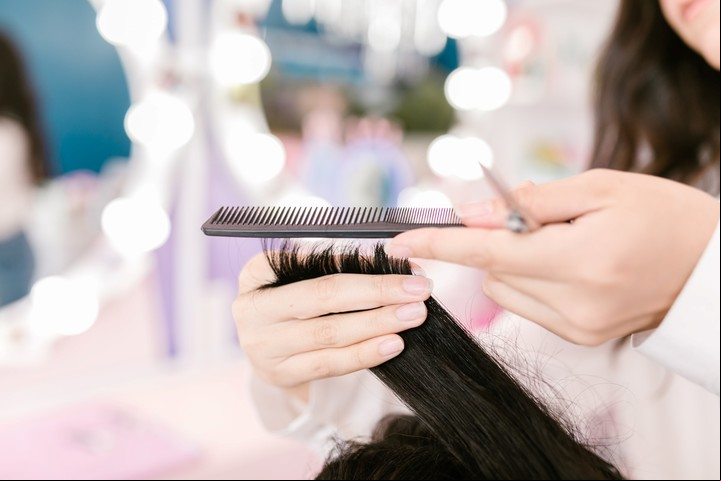 Aprovechar los beneficios con tarjeta 365 permite acceder a un cambio de imagen profesional sin gastar de más. Foto: Pexels.